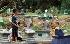 Bolehkah Membawa Anak dan Bayi Ziarah Kubur