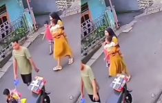 Aksi Bapak-Bapak Curi Paket Kurir saat Jalan Bersama Anak dan Istri di Kalibata Terekam CCTV, Netizen: Sehidup Semaling