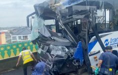 Tabrakan 'Adu Banteng' Bus Transjakarta di Flayover Cipulir Sebabkan 23 Penumpang Luka-Luka