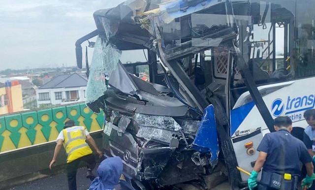Tabrakan 'Adu Banteng' Bus Transjakarta di Flayover Cipulir Sebabkan 23 Penumpang Luka-Luka