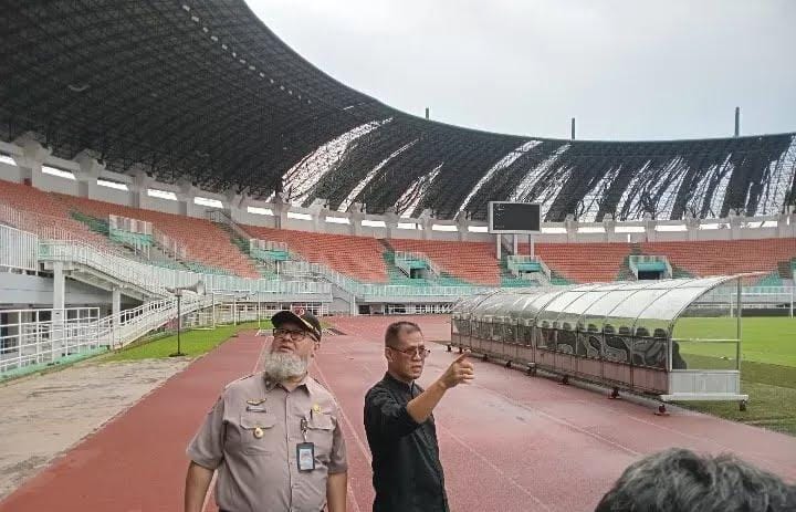 Atap Stadion Pakansari Bogor Beterbangan Diterjang Angin Kencang, Laga Liga 2 Terancam Batal