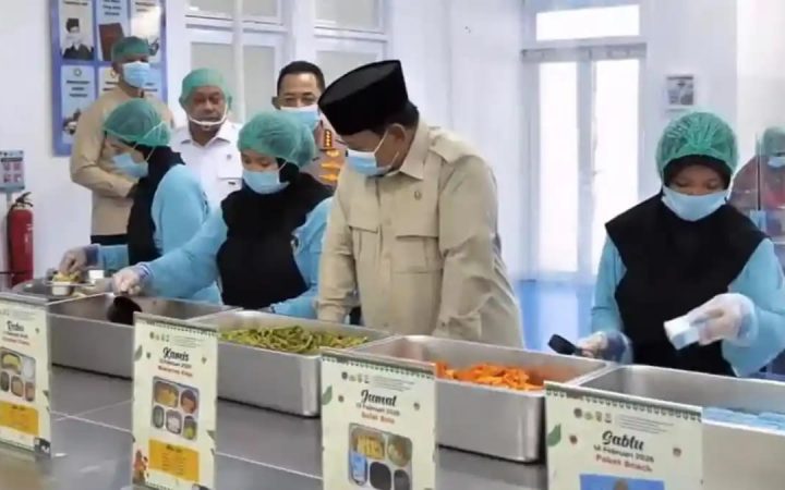 Prabowo Cek Food Safety SPPG Polri Palmerah, Uji Formalin hingga Sianida Sebelum MBG Didistribusikan