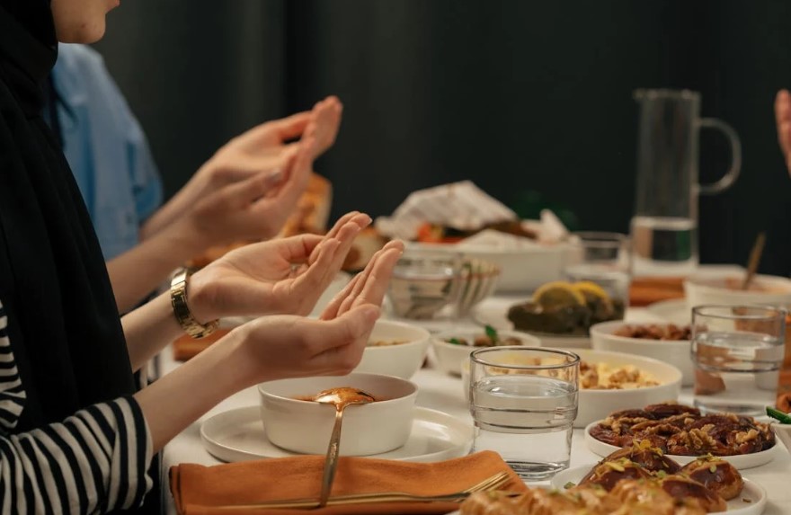 Kisah Nabi Muhammad Pertama Kali Menjalankan Puasa