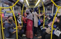 Penumpang Transjakarta Diizinkan Berbuka Puasa di Dalam Armada Mulai 19 Februari 2026