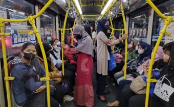 Penumpang Transjakarta Diizinkan Berbuka Puasa di Dalam Armada Mulai 19 Februari 2026