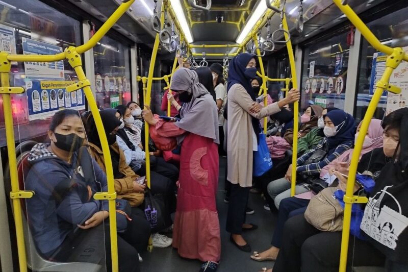 Penumpang Transjakarta Diizinkan Berbuka Puasa di Dalam Armada Mulai 19 Februari 2026