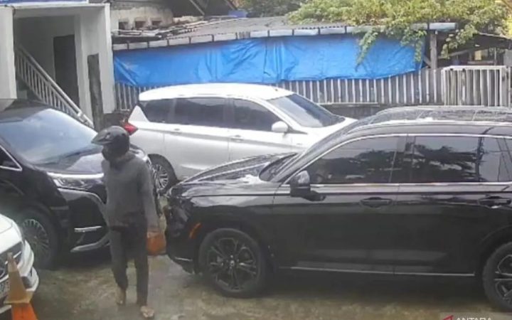 Terekam CCTV! Aksi Curanmor di Otista Jaktim Gagal Total, Pelaku Kabur Panik