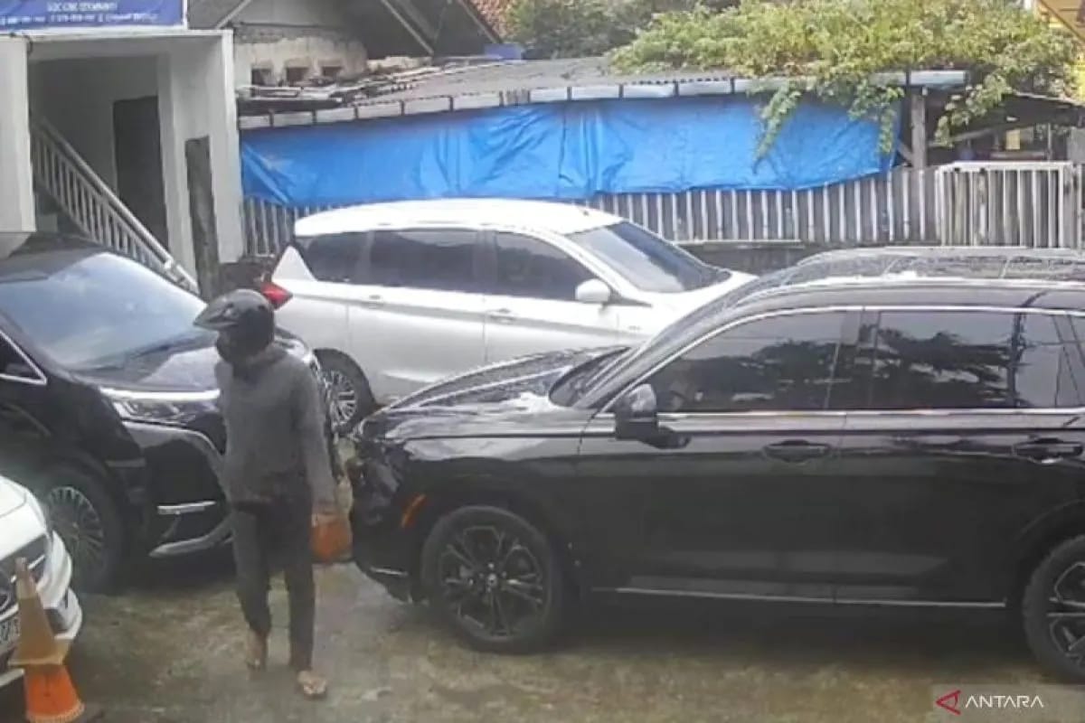 Terekam CCTV! Aksi Curanmor di Otista Jaktim Gagal Total, Pelaku Kabur Panik