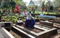 Bolehkah Wanita Haid Ziarah Kubur? Ini Penjelasan Islam yang Perlu Kamu Tahu