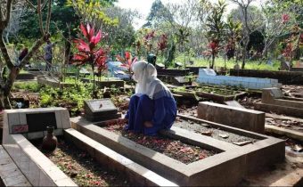 Bolehkah Wanita Haid Ziarah Kubur? Ini Penjelasan Islam yang Perlu Kamu Tahu