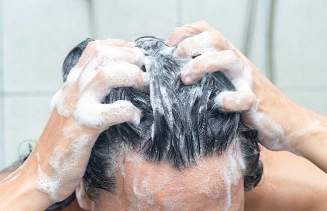 Keramas Saat Puasa Apakah Boleh? Jangan Salah Paham Soal Hukumnya!