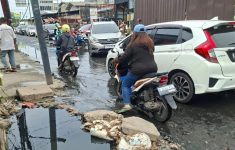 Air Got Hitam Meluap di Kalideres Jakbar, Jalan Becek dan Bau Menyengat Ganggu Warga: Bau Banget