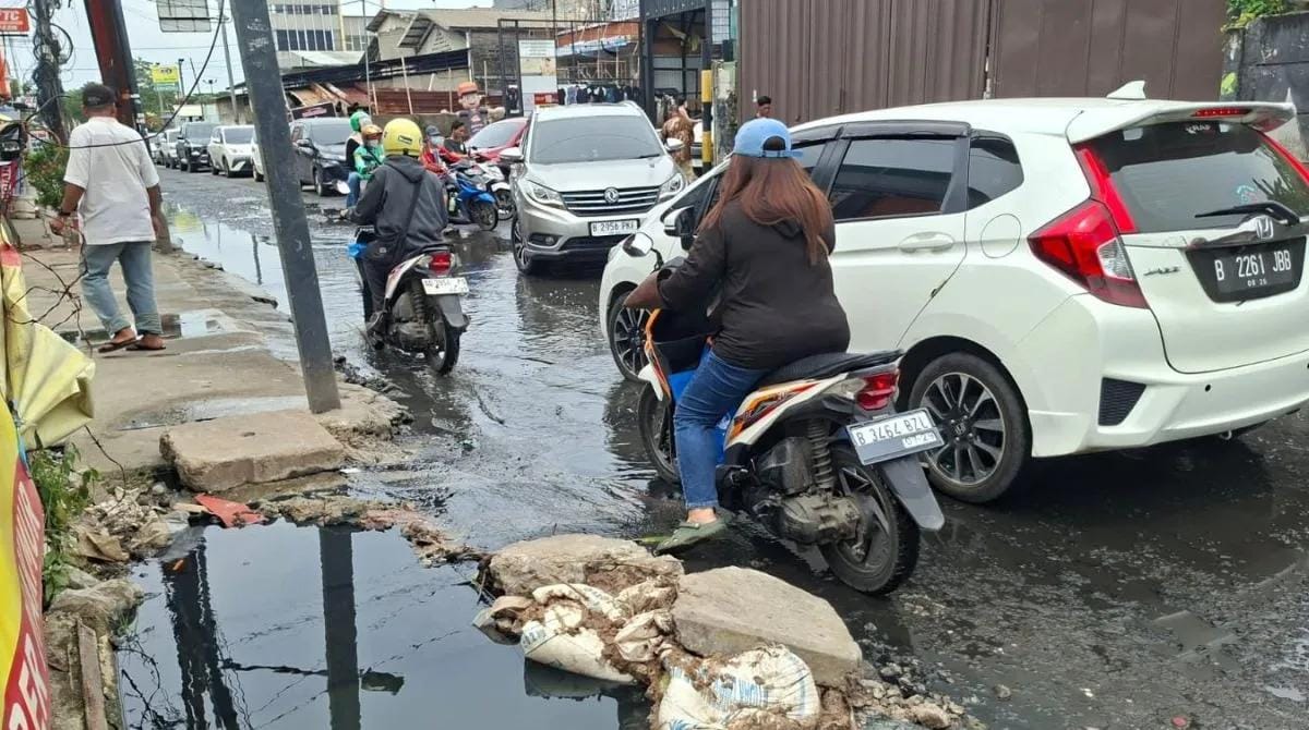 Air Got Hitam Meluap di Kalideres Jakbar, Jalan Becek dan Bau Menyengat Ganggu Warga: Bau Banget