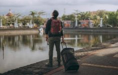 Tips Mudik Sendirian agar Tetap Aman dan Nyaman di Perjalanan: Pakai Hoodie dan Headset