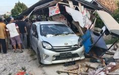 Wanita Tabrak Warung Gorengan di OKU Saat Belajar Nyetir, 6 Warga Alami Luka Parah