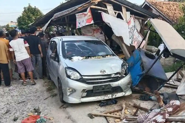 Wanita Tabrak Warung Gorengan di OKU Saat Belajar Nyetir, 6 Warga Alami Luka Parah