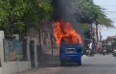 Mobil Angkot Terbakar di Depok Gegara Korsleting Listrik, Netizen: Angkotnya Udah Berumur