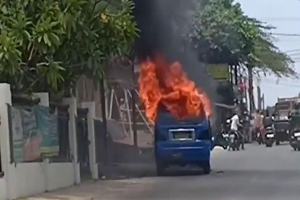 Mobil Angkot Terbakar di Depok Gegara Korsleting Listrik, Netizen: Angkotnya Udah Berumur