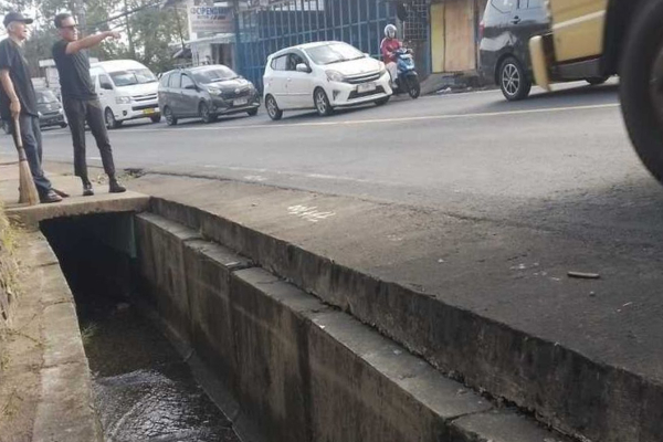 Pemotor Tewas Gegara Terseret Arus Banjir di Puncak, Jasad Ditemukan Sejauh 35 Kilometer