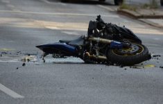 Pemotor Tabrak Hiace di Cileungsi Bogor, Satu Korban Luka Berat di Kepala