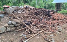 2 Rumah Hancur Gegara Longsor di Tebet, Bangunan Ambruk ke Sungai Ciliwung