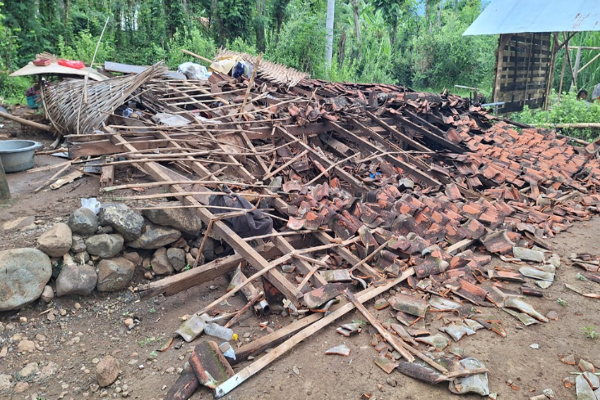 2 Rumah Hancur Gegara Longsor di Tebet, Bangunan Ambruk ke Sungai Ciliwung