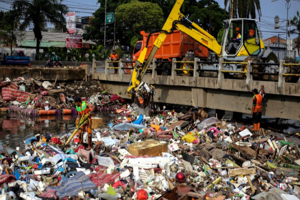 Tumpukan Sampah di Ciracas Menggunung Usai Banjir, Warga Keluhkan Bau Menyengat