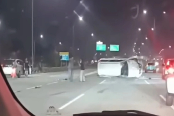 Fortuner Tabrak Agya di Tol Depok hingga Terguling, Ini Kronologinya!