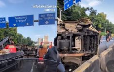 Truk Terguling Depan Gedung DPR RI, Lalu Lintas Sempat Macet Kini Kembali Normal