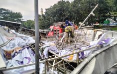 Papan Reklame Ambruk Hantam Truk di Bandung saat Hujan Deras, Sejumlah Kendaraan Rusak Parah
