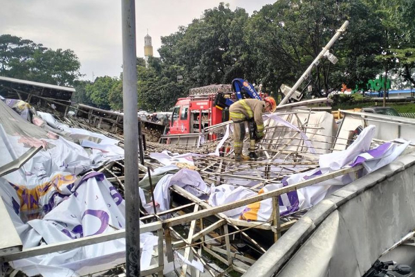 Papan Reklame Ambruk Hantam Truk di Bandung saat Hujan Deras, Sejumlah Kendaraan Rusak Parah