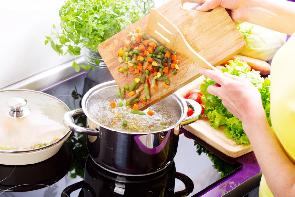 5 Tips Hemat Gas Saat Masak, Bahlil Peringatankan di Tengah Krisis Energi