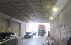 Truk Kontainer Nyangkut di Underpass Pramuka Jaktim, Polisi Ungkap Sopir Cuma Ikuti Maps