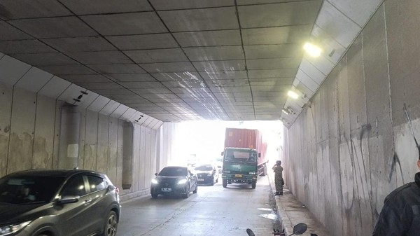 Truk Kontainer Nyangkut di Underpass Pramuka Jaktim, Polisi Ungkap Sopir Cuma Ikuti Maps