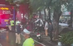 Tragis! Pemotor Tewas di Bandengan Jakut Usai Jatuh dan Tersenggol Transjakarta