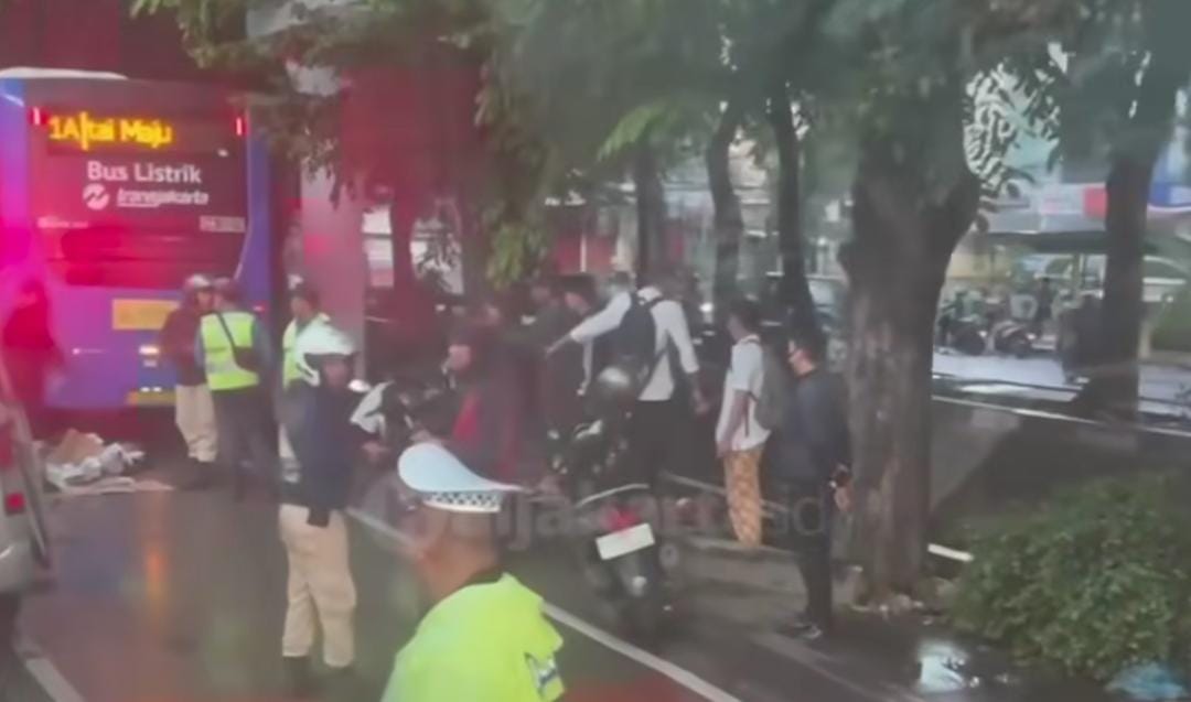 Tragis! Pemotor Tewas di Bandengan Jakut Usai Jatuh dan Tersenggol Transjakarta
