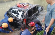 Avanza Hanyut 100 Meter Saat Banjir Depok, Evakuasi Dramatis Butuh 4 Jam