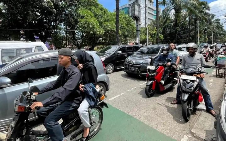 Macet Parah ke Ragunan H+2 Lebaran, Antrean Kendaraan Mengular Ratusan Meter