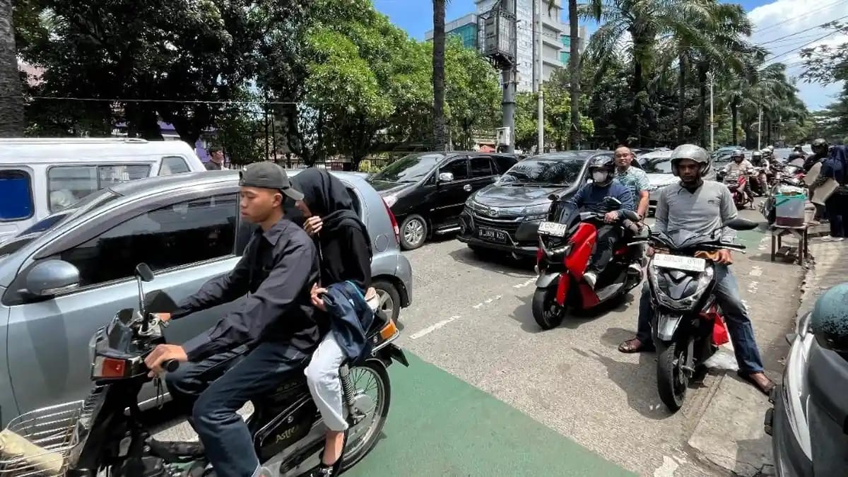 Macet Parah ke Ragunan H+2 Lebaran, Antrean Kendaraan Mengular Ratusan Meter