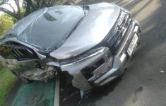 Mobil Mercy Oleng Masuk Jalur Lawan di Serpong, Tabrak Xpander hingga Ringsek