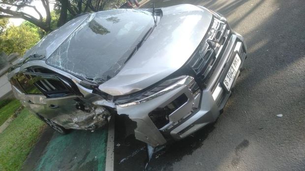 Mobil Mercy Oleng Masuk Jalur Lawan di Serpong, Tabrak Xpander hingga Ringsek