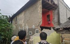 Hujan Deras Disertai Angin Kencang di Bogor Sebabkan Tembok Rumah Jebol, Puingnya Timpa Bangunan di Bawahnya