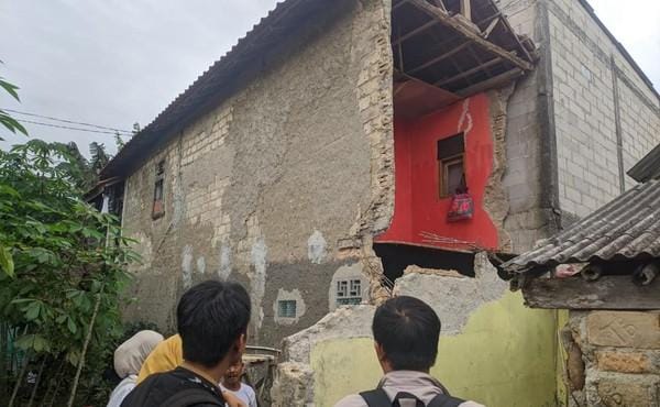 Hujan Deras Disertai Angin Kencang di Bogor Sebabkan Tembok Rumah Jebol, Puingnya Timpa Bangunan di Bawahnya
