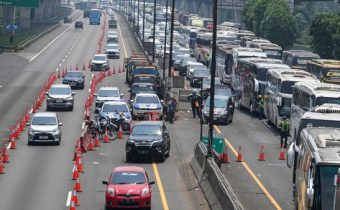 H-2 Lebaran Tol Japek Makin Padat, Contraflow Diperluas Hingga 3 Jalur