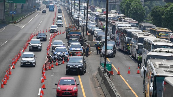 H-2 Lebaran Tol Japek Makin Padat, Contraflow Diperluas Hingga 3 Jalur