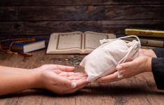 Bolehkah Membayar Zakat Fitrah Dari Uang Haram