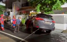 Mobil Terperosok ke Got Saat Belajar Nyetir di Jaktim, Damkar Turun Tangan Evakuasi