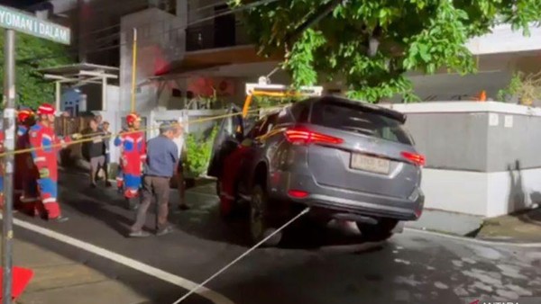 Mobil Terperosok ke Got Saat Belajar Nyetir di Jaktim, Damkar Turun Tangan Evakuasi