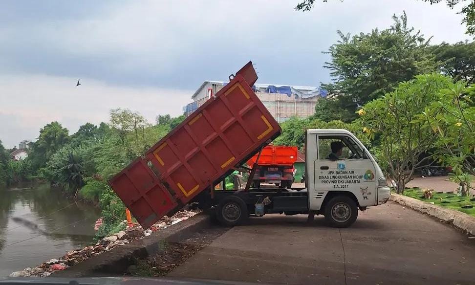 Viral Pembuangan Sampah di Tahan Kusir, DLH DKI Pastikan Tak Ada Pembuangan ke Sungai