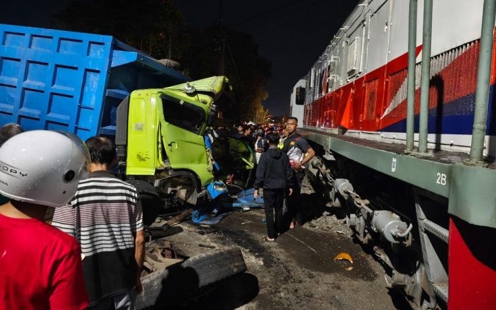 Detik-detik Truk Trobos Palang Saat Sirine Bunyi Dihantam KA Dhoho di Blitar
